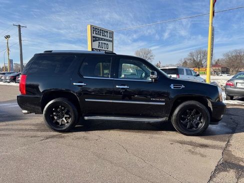 Used 2011 Cadillac Escalade Luxury image 3