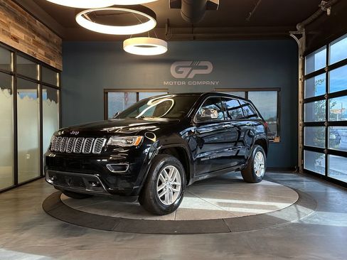Used 2017 Jeep Grand Cherokee Overland w/ Jeep Active Safety Group AWD/4WD image 7