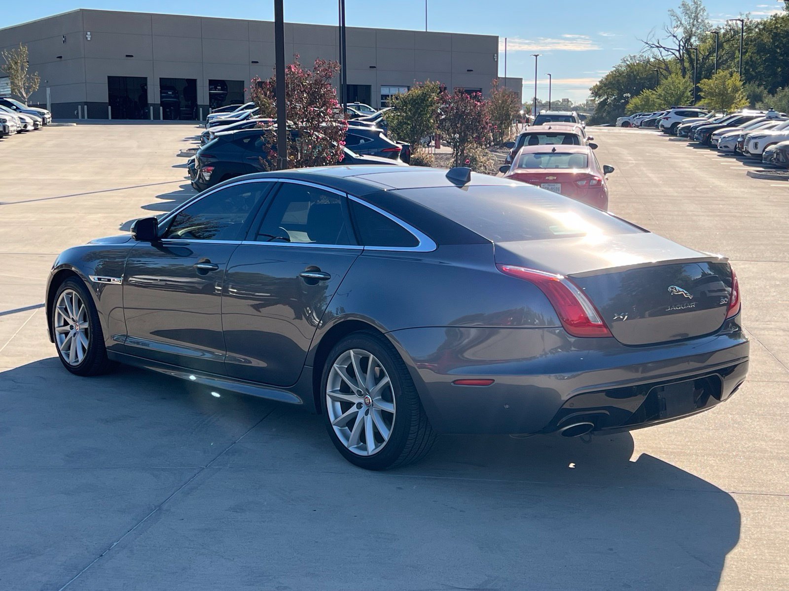 Used 2016 Jaguar XJ R-Sport RWD image 10