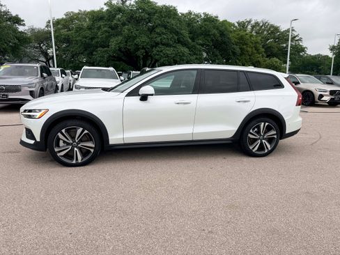 Certified 2025 Volvo V60 B5 Cross Country Plus AWD/4WD image 3