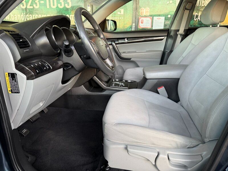 Used 2011 Kia Sorento LX AWD/4WD image 17