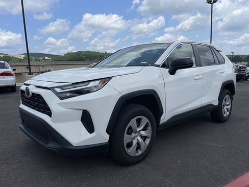Used 2024 Toyota RAV4 LE AWD/4WD image 7