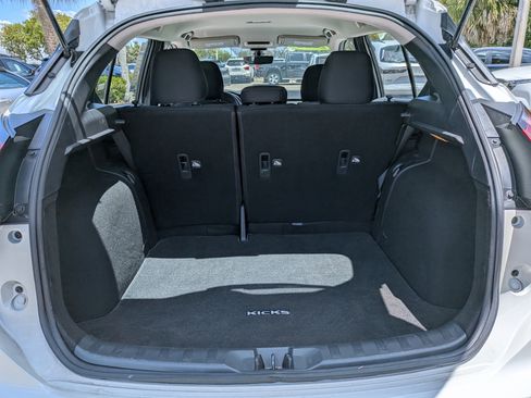 Used 2022 Nissan Kicks SR w/ Interior Electronics Package FWD image 13