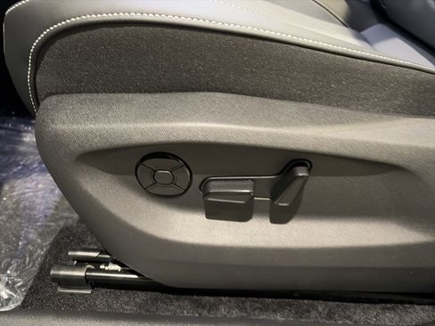 New 2026 Volkswagen Tiguan SE image 14