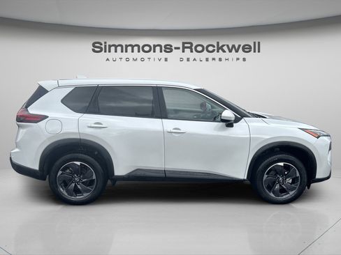 Used 2024 Nissan Rogue SV image 5