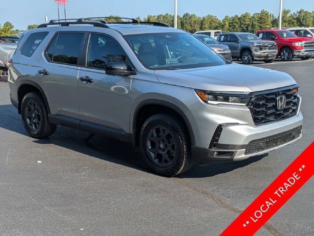 Used 2025 Honda Pilot TrailSport image 2