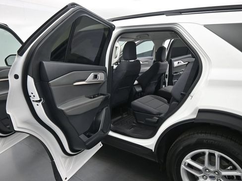 Used 2025 Ford Explorer Active RWD image 18