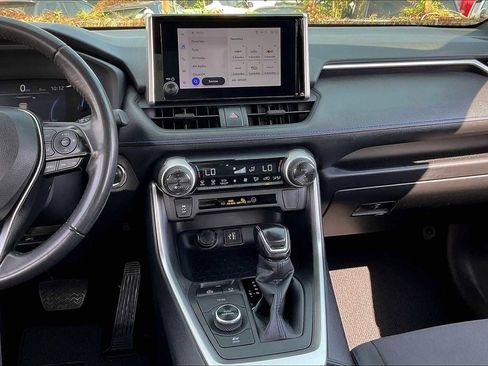 Used 2024 Toyota RAV4 SE image 6