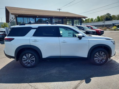 New 2025 Nissan Pathfinder SV w/ Black Appearance Package image 9