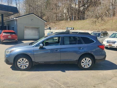 Used 2018 Subaru Outback 2.5i Premium AWD/4WD image 3