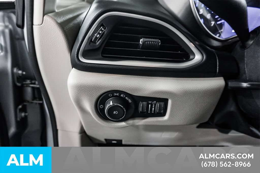 Used 2023 Chrysler Pacifica Touring-L FWD image 33
