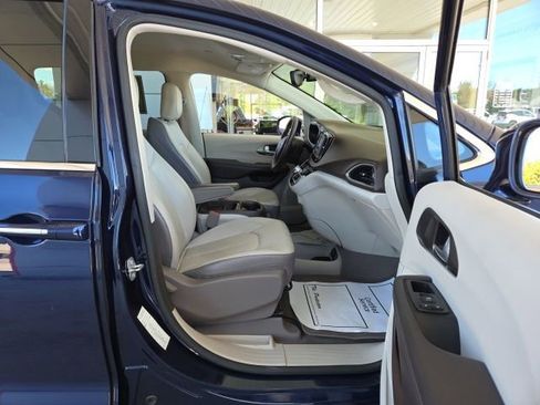 Used 2017 Chrysler Pacifica Touring-L FWD image 42