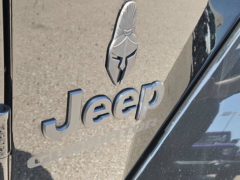 Used 2022 Jeep Gladiator Sport AWD/4WD image 6
