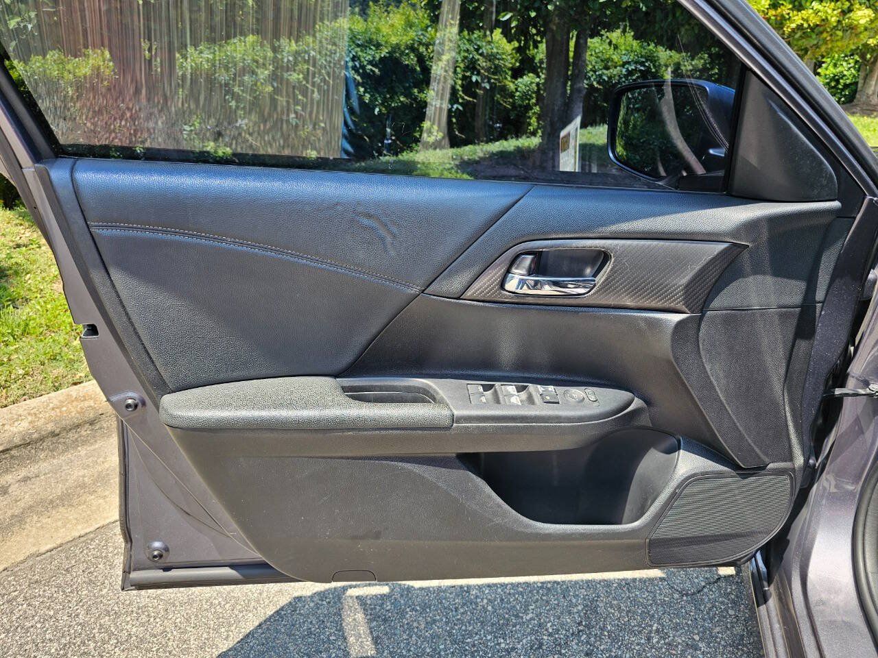 Used 2017 Honda Accord Sport image 9