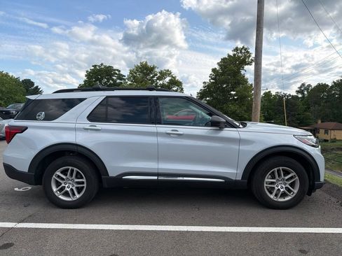 Used 2025 Ford Explorer Active AWD/4WD image 6