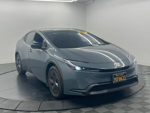 Used 2024 Toyota Prius LE FWD image 3