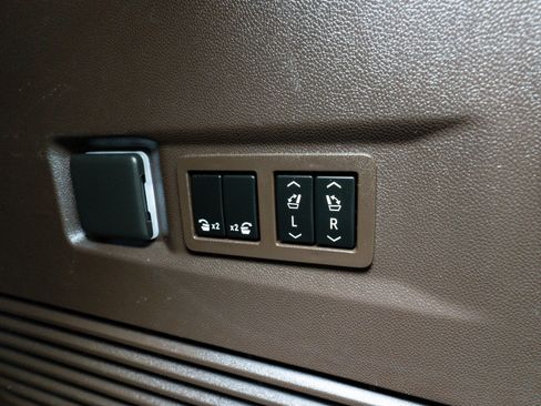 Used 2021 GMC Yukon Denali w/ Denali Ultimate Package image 39