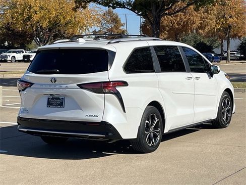 Used 2025 Toyota Sienna Platinum image 4
