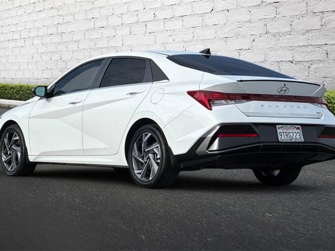 Used 2025 Hyundai Elantra Limited image 6