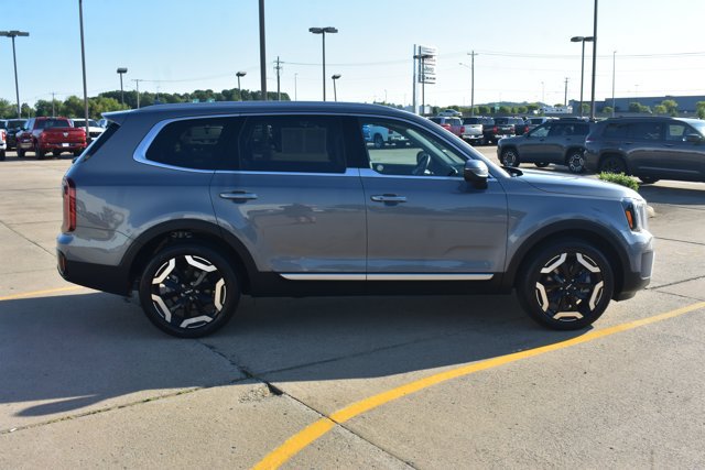 Used 2025 Kia Telluride S FWD image 4