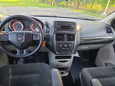 Used 2017 Dodge Grand Caravan SE FWD image 17