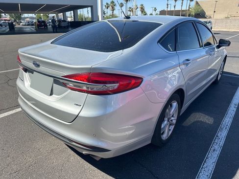 Used 2018 Ford Fusion SE w/ Fusion SE Technology Package FWD image 6