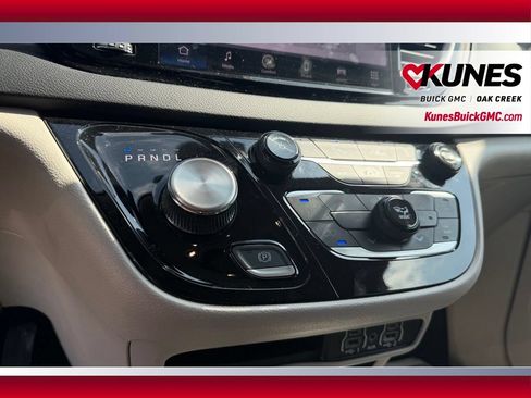 Used 2023 Chrysler Pacifica Touring-L FWD image 25