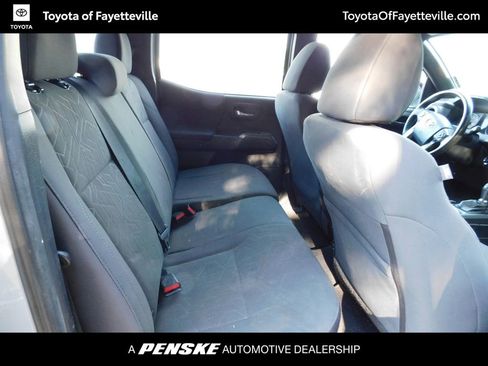 Used 2018 Toyota Tacoma TRD Off-Road AWD/4WD image 4