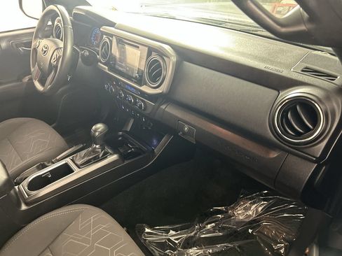 Used 2017 Toyota Tacoma TRD Off-Road w/ Premium & Technology Package AWD/4WD image 28