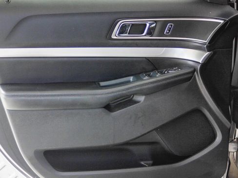Used 2016 Ford Explorer XLT image 24