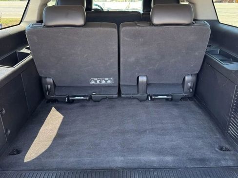 Used 2011 GMC Yukon XL SLT w/ SLT-2 Equipment Package AWD/4WD image 16