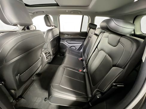 Used 2022 Jeep Grand Cherokee Limited image 23