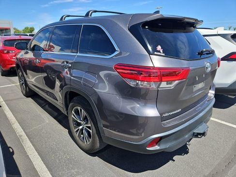 Used 2019 Toyota Highlander Plus FWD image 2