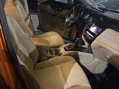 Used 2017 Nissan Rogue SV w/ SV Premium Package image 13