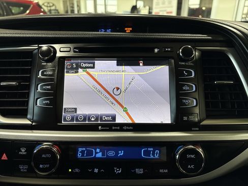 Used 2019 Toyota Highlander SE FWD image 18