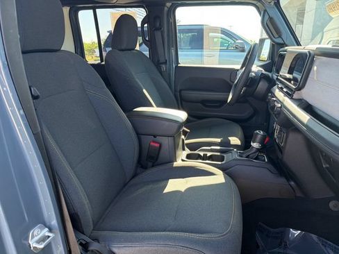 Used 2025 Jeep Wrangler Unlimited Sahara AWD/4WD image 28