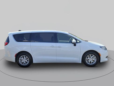 Used 2023 Chrysler Voyager LX FWD image 2