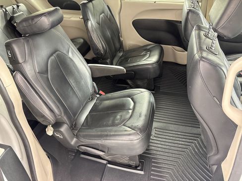 Used 2018 Chrysler Pacifica Touring-L image 28
