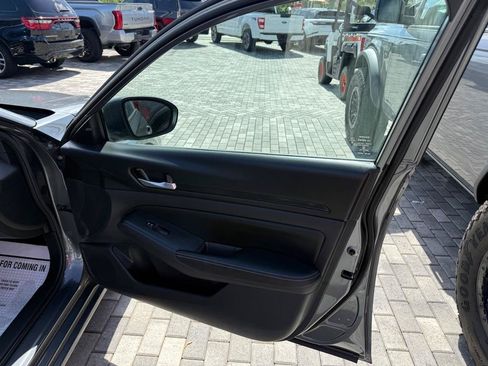 Used 2025 Nissan Altima 2.5 SV FWD image 33