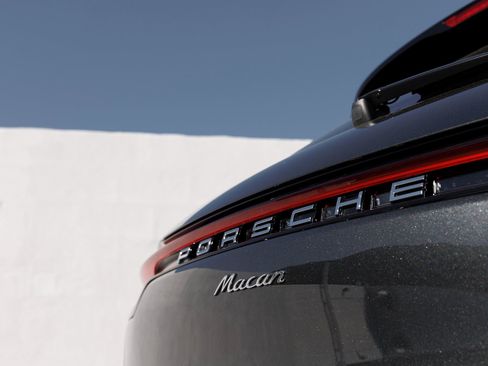 Certified 2025 Porsche Macan image 12