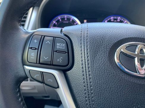Used 2018 Toyota Highlander XLE FWD image 18
