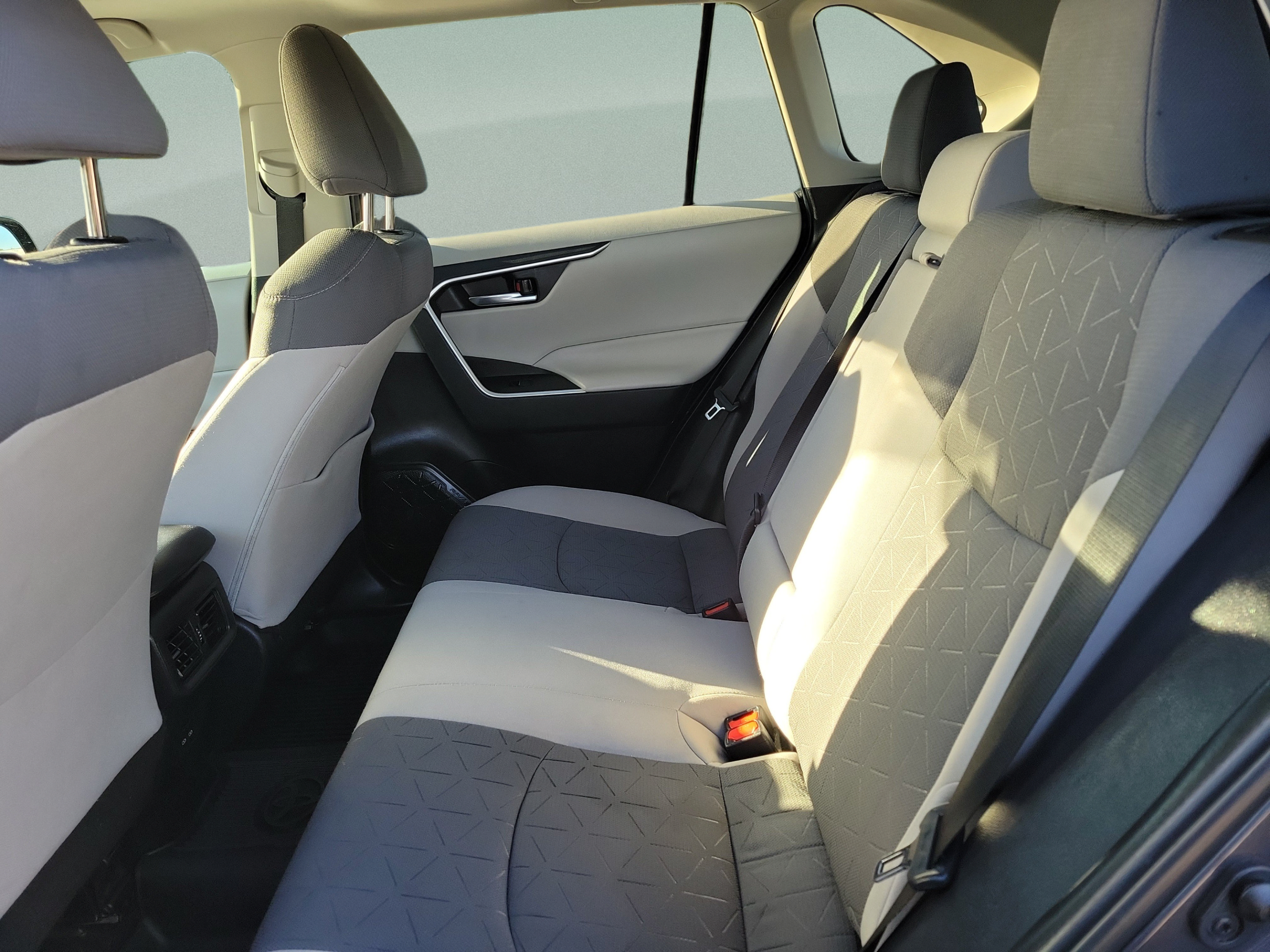 Used 2022 Toyota RAV4 XLE w/ Convenience Package FWD image 7