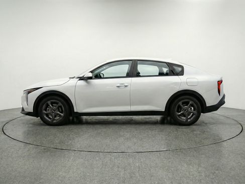 Used 2025 Kia K4 LXS image 5