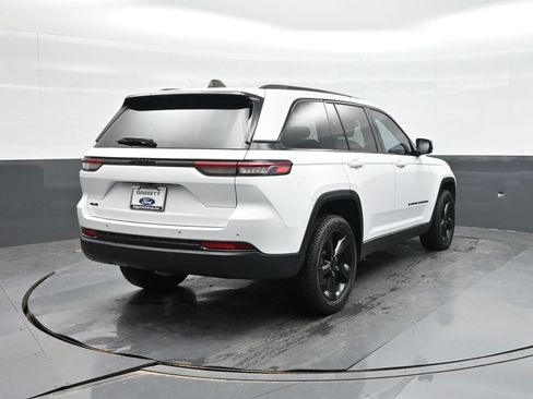 Used 2023 Jeep Grand Cherokee Altitude AWD/4WD image 6