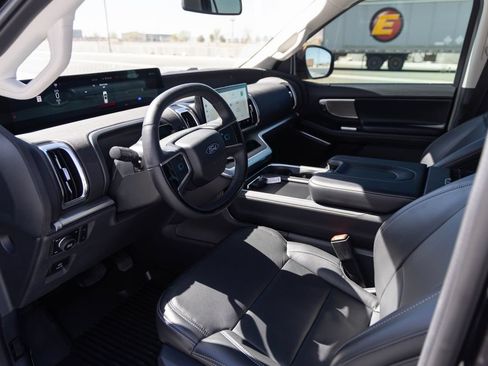 Used 2025 Ford Expedition Platinum w/ Driver's Package AWD/4WD image 15