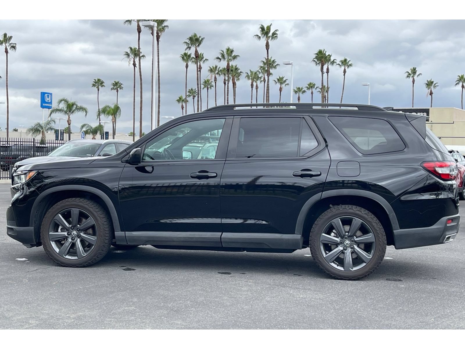 Used 2025 Honda Pilot Sport image 2