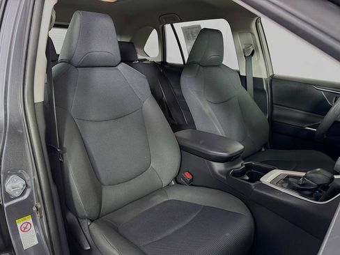 Used 2019 Toyota RAV4 LE w/ Carpet Mat Package image 24