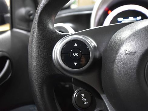 Used 2016 smart fortwo pure RWD image 10