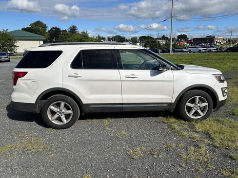 Used 2016 Ford Explorer XLT w/ Equipment Group 202A AWD/4WD image 9