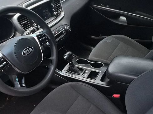 Used 2019 Kia Sorento FWD V6 image 10